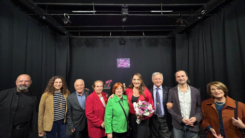 Bir Kaydırma Hareketiyle Başlayan Modern Yalnızlık: "Sağa Kaydırmadan Önce" Sahneye Taşındı