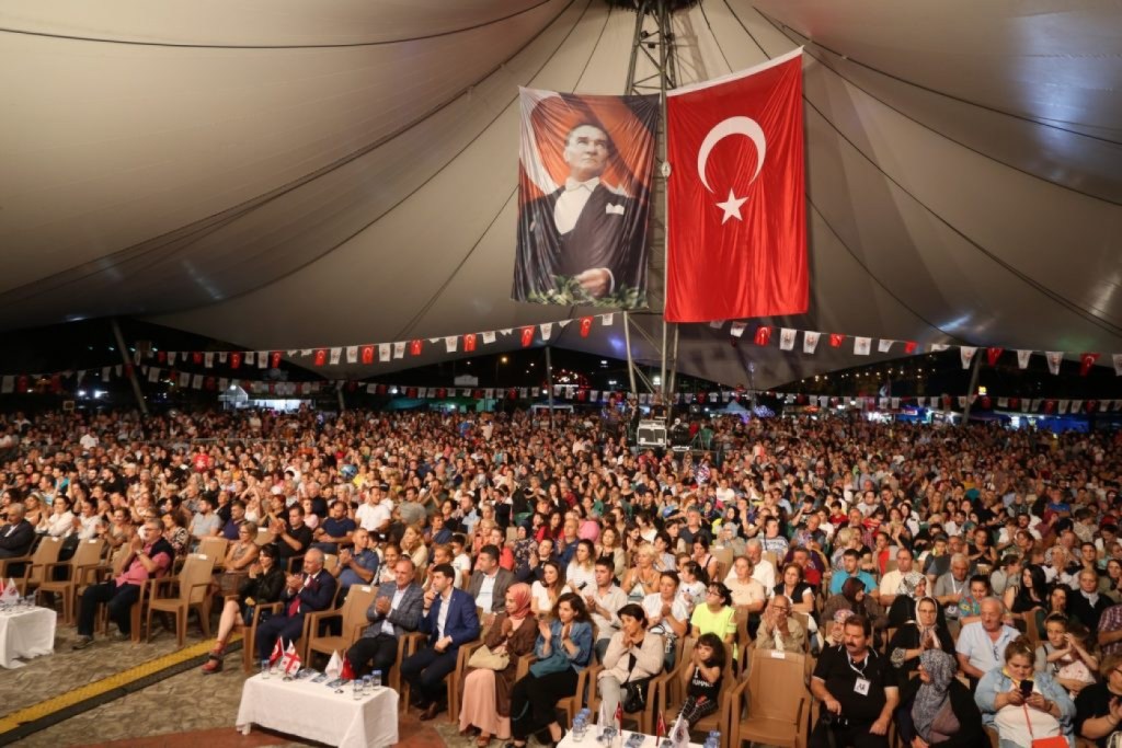 50. Arhavi Kültür ve Sanat Festivalinde 50 bin kişi doyasıya eğlendi