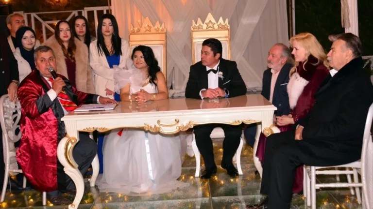 Film Setinde Sürpriz Nikah: Rol Arkadaşıyla Dünya Evine Girdi!