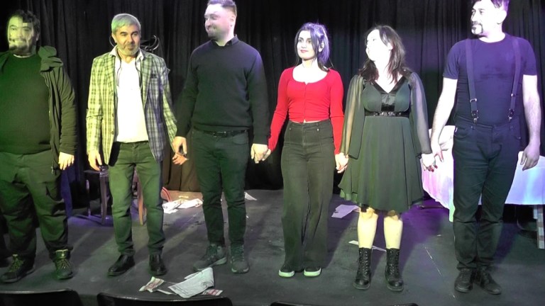 "Esrarengiz Düşüş" Prömiyerinde Toplumsal Sorunlara Tiyatro Dokunuşu