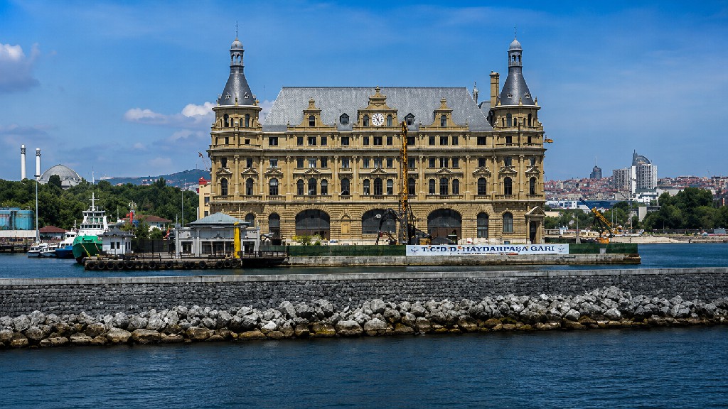 Haydarpaşa Garı’nda cepheler yenilendi