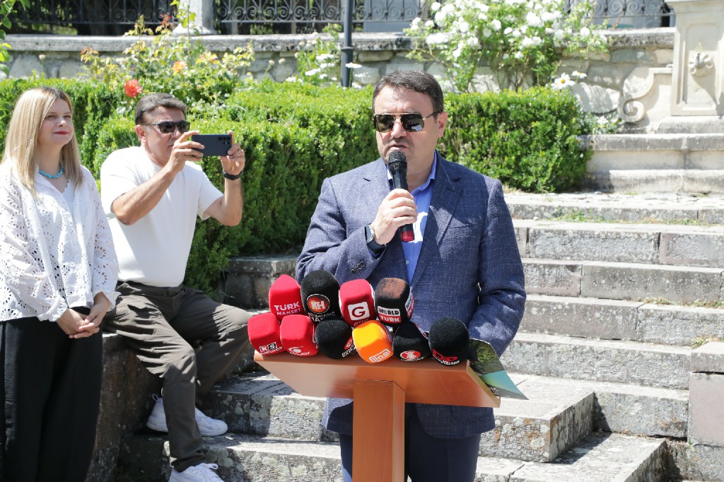 Kütahya valisi Musa Işın, Domaniç Kaymakamı Okan Yenidünya, Domaniç Belediye Başkanı Cengiz Uysal, Dumlupınar Üniversitesi Rektörü Prof. Dr. Süleyman Kızıltoprak ve NG Grup Kurucu Yönetim Kurulu Başkanı Sayın Nafi Güral ile NG Vakfı Yönetim Kurulu Başkanı Sayın Gülsüm Güral, Tavşanlı Ticaret ve Sanayi Odası Başkanı Davut Efe ,erkan ayçam,bursa basını, hayme ana türbesi,