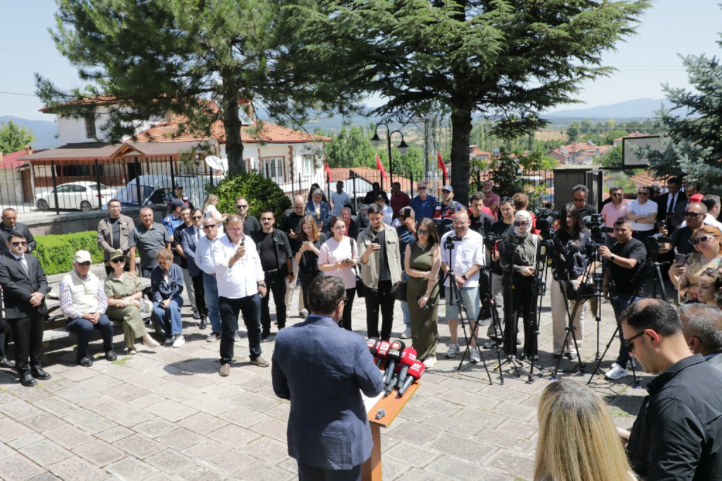 Kütahya valisi Musa Işın, Domaniç Kaymakamı Okan Yenidünya, Domaniç Belediye Başkanı Cengiz Uysal, Dumlupınar Üniversitesi Rektörü Prof. Dr. Süleyman Kızıltoprak ve NG Grup Kurucu Yönetim Kurulu Başkanı Sayın Nafi Güral ile NG Vakfı Yönetim Kurulu Başkanı Sayın Gülsüm Güral, Tavşanlı Ticaret ve Sanayi Odası Başkanı Davut Efe ,erkan ayçam,bursa basını, hayme ana türbesi,