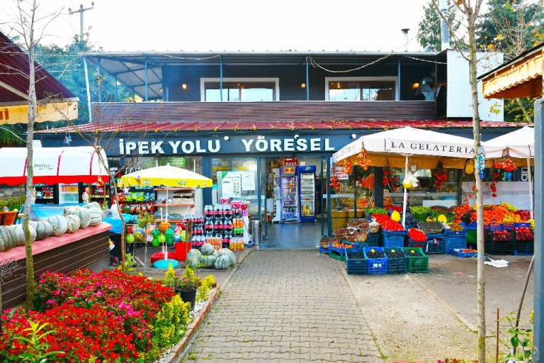 Yaz Sıcaklarından Kaçanların Yeni Adresi: Kazancı İpekyolu Et Mangal’da Lezzet ve Serinlik Bir Arada!