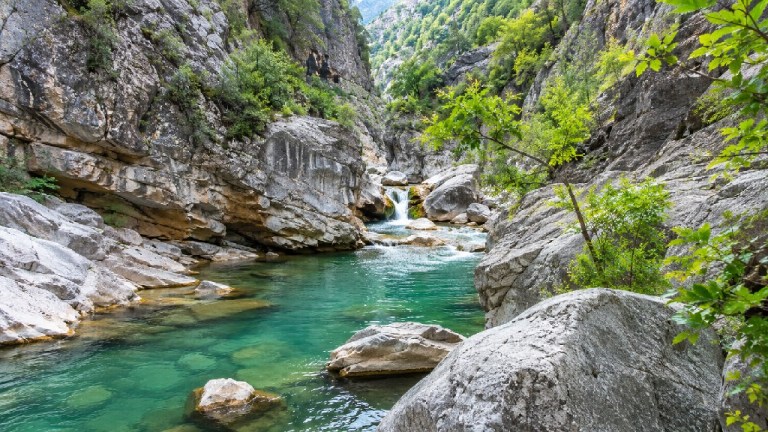 Denizli’nin Saklı Cenneti Emecik Kanyonu: Şelaleler, Kayalıklar ve Macera Bir Arada