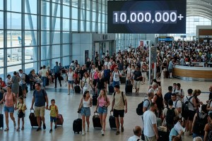 Antalya 10 milyon turist barajını aştı