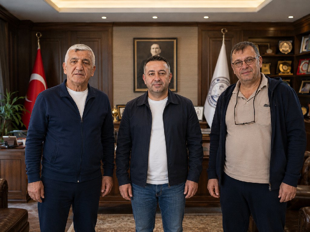 Tavşanlı’nın Efsane Lezzeti İkram Güveç’te Dostluk Sofrası: Davut Efe, İbrahim Akpınar ve Erkan Ayçam Bir Araya Geldi